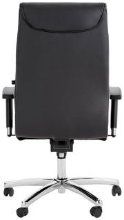 Rückansicht eines schwarzen Chefsessels mit verchromtem Fußkreuz und Rollen.
