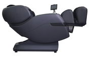 Seitliche Ansicht eines modernen schwarzen Massagesessels mit integrierter Fußstütze und Tablet-Halterung.