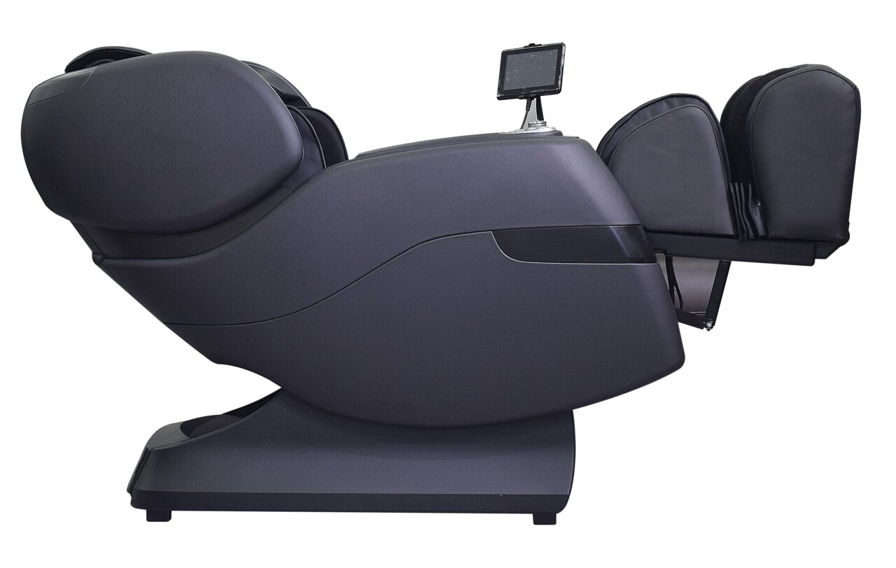 Zijaanzicht van een moderne zwarte massagestoel met geïntegreerde voetsteun en tablethouder.
