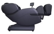 Zijaanzicht van een moderne zwarte massagestoel met geïntegreerde voetsteun en tablethouder.
