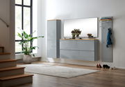Moderne Hängegarderobe mit Spiegel und Schuhschrank in einer hellen, stilvollen Wohnung, seitliche Perspektive