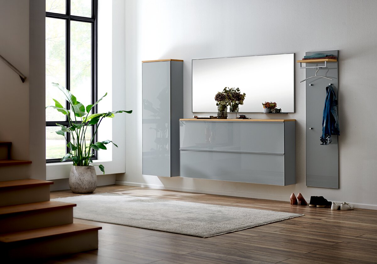 VOSS XL-Hängeschuhschrank VORTINA Moderne Hängegarderobe mit Spiegel und Schuhschrank in einer hellen, stilvollen Wohnung, seitliche Perspektive