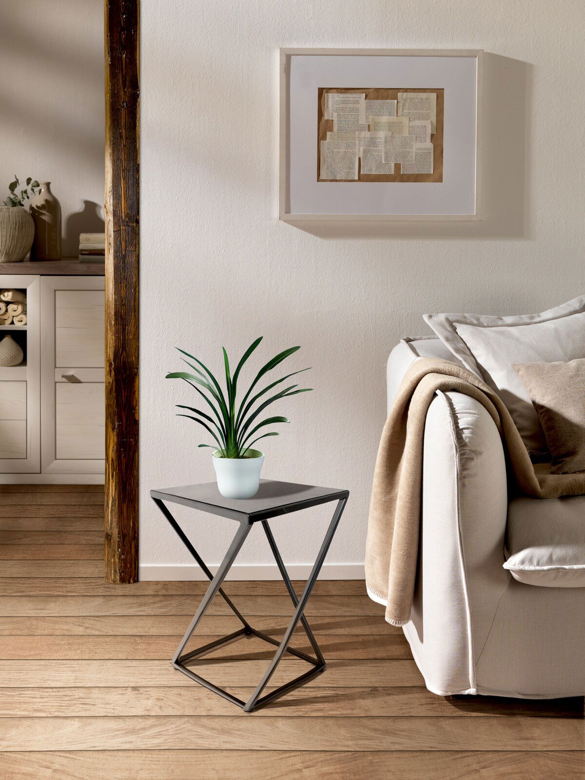 Moderner Beistelltisch mit geometrischem Metallgestell und quadratischer Tischplatte, seitliche Perspektive, dekoriert mit einer Pflanze in einem hellen Raum.