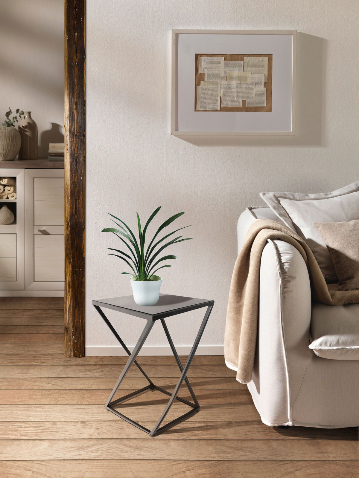 Moderner Beistelltisch mit geometrischem Metallgestell und quadratischer Tischplatte, seitliche Perspektive, dekoriert mit einer Pflanze in einem hellen Raum.