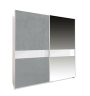 Moderner Schwebetürenschrank mit zwei Türen, linke Tür in grauer Betonoptik, rechte Tür mit Spiegel, seitliche Perspektive.