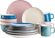 Buntes Emaille-Geschirrset mit Tellern, Schalen und Tassen in Pastellfarben (Blau, Rosa, Creme) vor weißem Hintergrund, Produktansicht leicht frontal/seitlich.