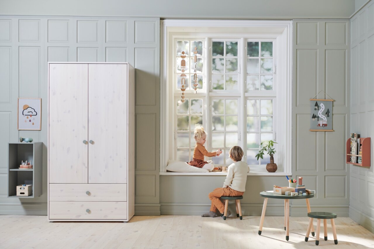 Kinderzimmer mit Flexa Regal ROOMIE, zwei Kinder spielen am Fenster, Perspektive von vorne