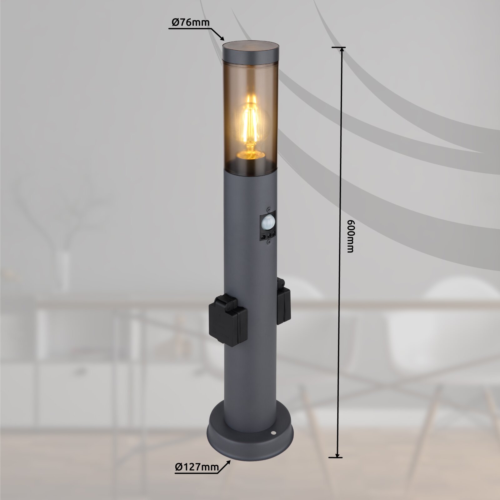 Moderne Außenleuchte in zylindrischer Form mit klarer Glaskuppel, seitlicher Steckdose und Bewegungsmelder, seitliche Perspektive