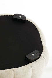 Unterseite eines runden, gepolsterten Möbelstücks mit schwarzem Stoffbezug und Befestigungselementen, Perspektive von unten.