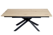 Moderner Esstisch mit heller Holzplatte und schwarzem Metallgestell, seitliche Perspektive