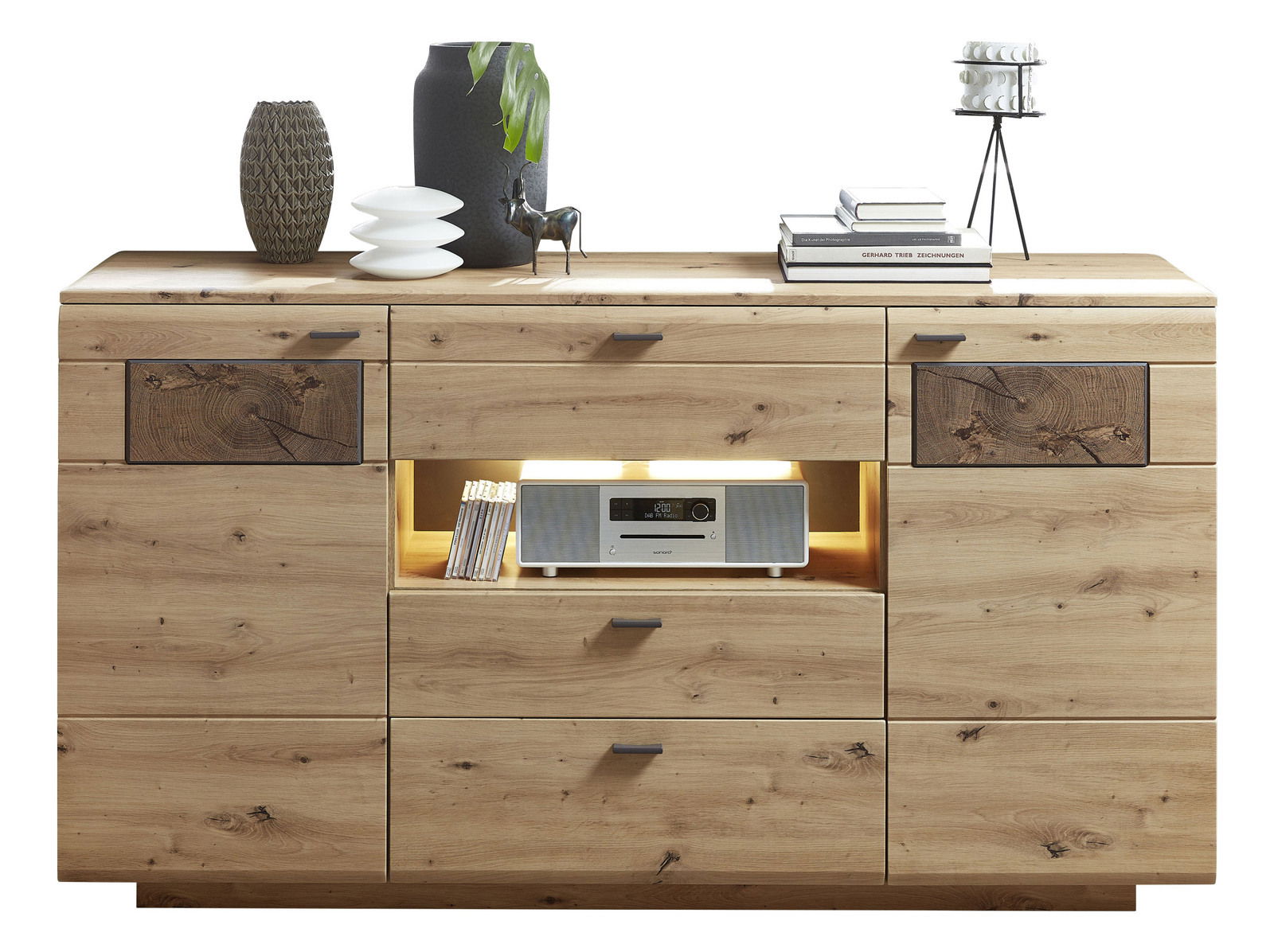 Frontale Ansicht des Livetastic Sideboards MADERA II aus Holz mit mehreren Schubladen und Fächern, dekoriert mit Vasen, Büchern und einer Skulptur.