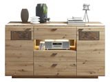 Frontale Ansicht des Livetastic Sideboards MADERA II aus Holz mit mehreren Schubladen und Fächern, dekoriert mit Vasen, Büchern und einer Skulptur.