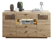 Frontale Ansicht des Livetastic Sideboards MADERA II aus Holz mit mehreren Schubladen und Fächern, dekoriert mit Vasen, Büchern und einer Skulptur.