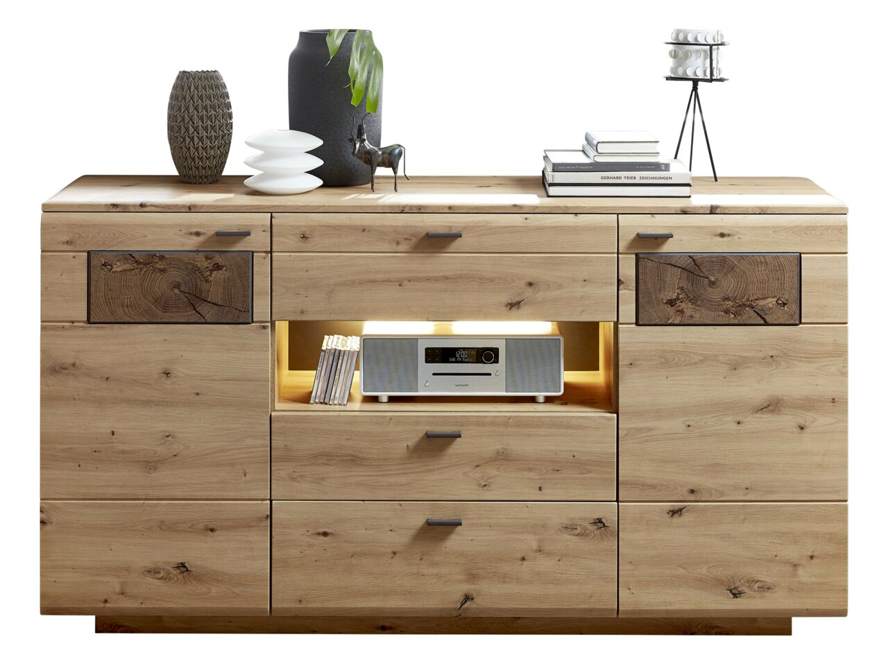 Frontale Ansicht des Livetastic Sideboards MADERA II aus Holz mit mehreren Schubladen und Fächern, dekoriert mit Vasen, Büchern und einer Skulptur.
