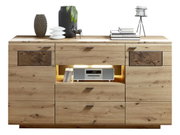 Vooraanzicht van het Livetastic-dressoir MADERA II van hout, met meerdere lades en vakken, versierd met vazen, boeken en een beeldje.
