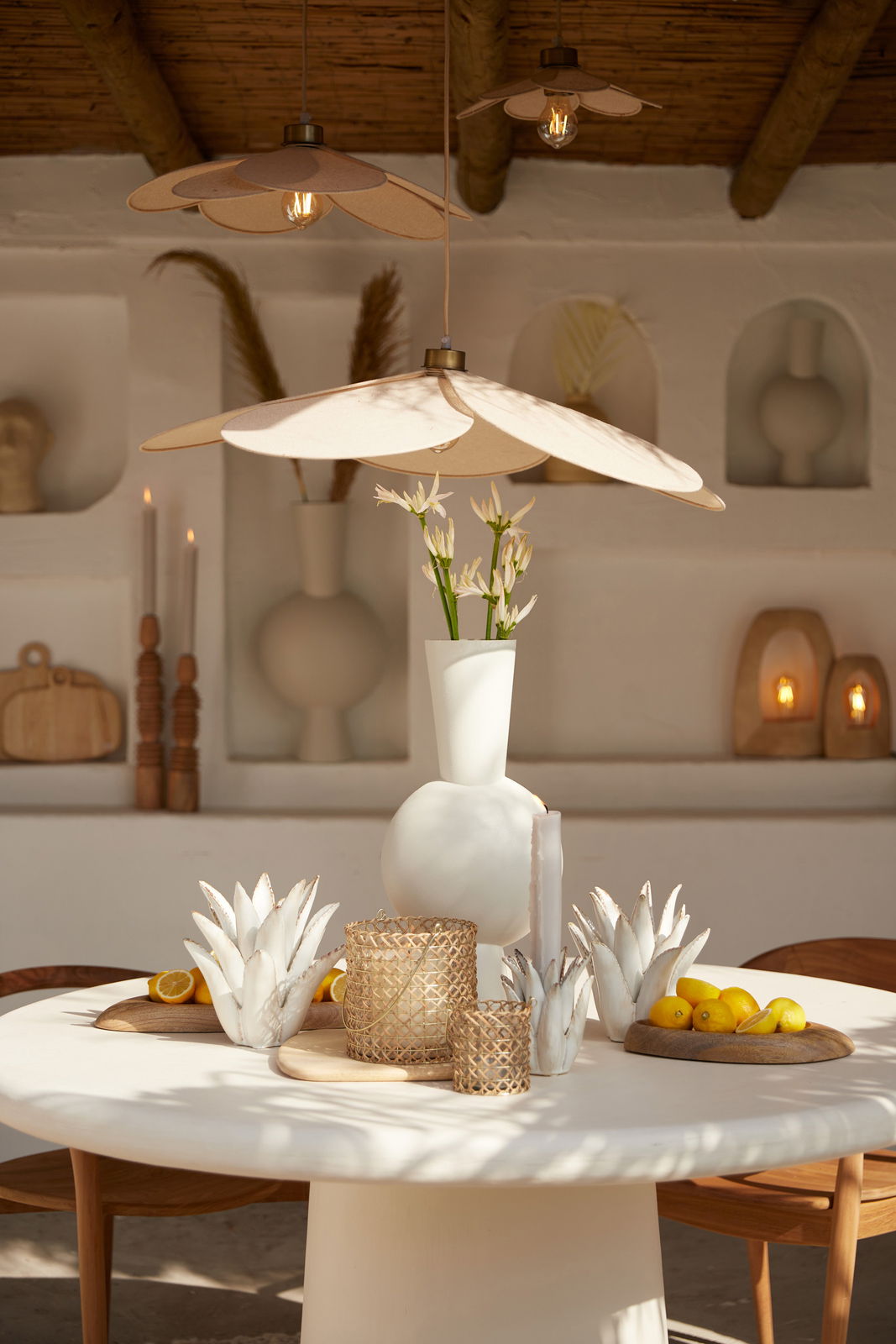 Hängeleuchte FYANO in einem gemütlichen Esszimmer, von unten betrachtet, mit einem eleganten, blütenförmigen Design.