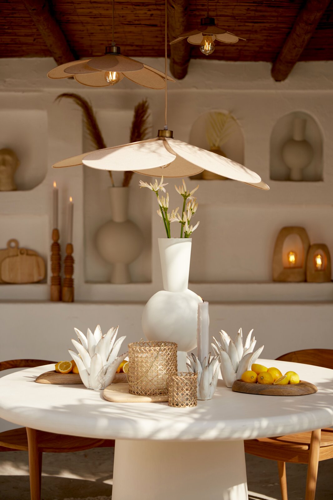 Light&Living Hängeleuchte FYANO Hängeleuchte FYANO in einem gemütlichen Esszimmer, von unten betrachtet, mit einem eleganten, blütenförmigen Design.