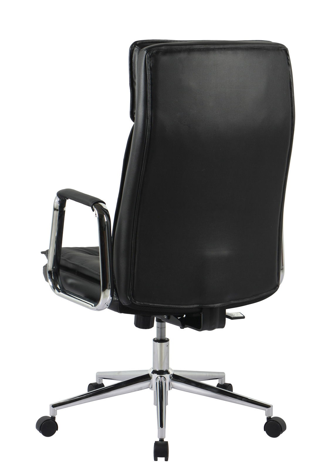 Rückansicht eines schwarzen Chefsessels mit verchromten Armlehnen und Rollen