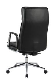 Rückansicht eines schwarzen Chefsessels mit verchromten Armlehnen und Rollen