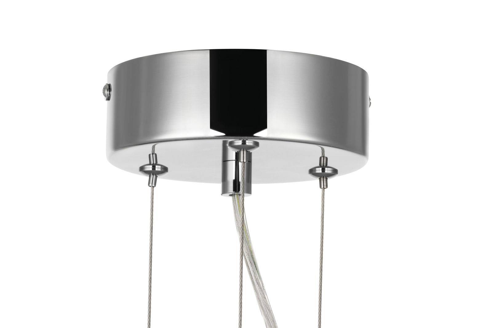 Nahaufnahme einer modernen Hängeleuchte aus Metall mit glänzendem Finish, von unten betrachtet.