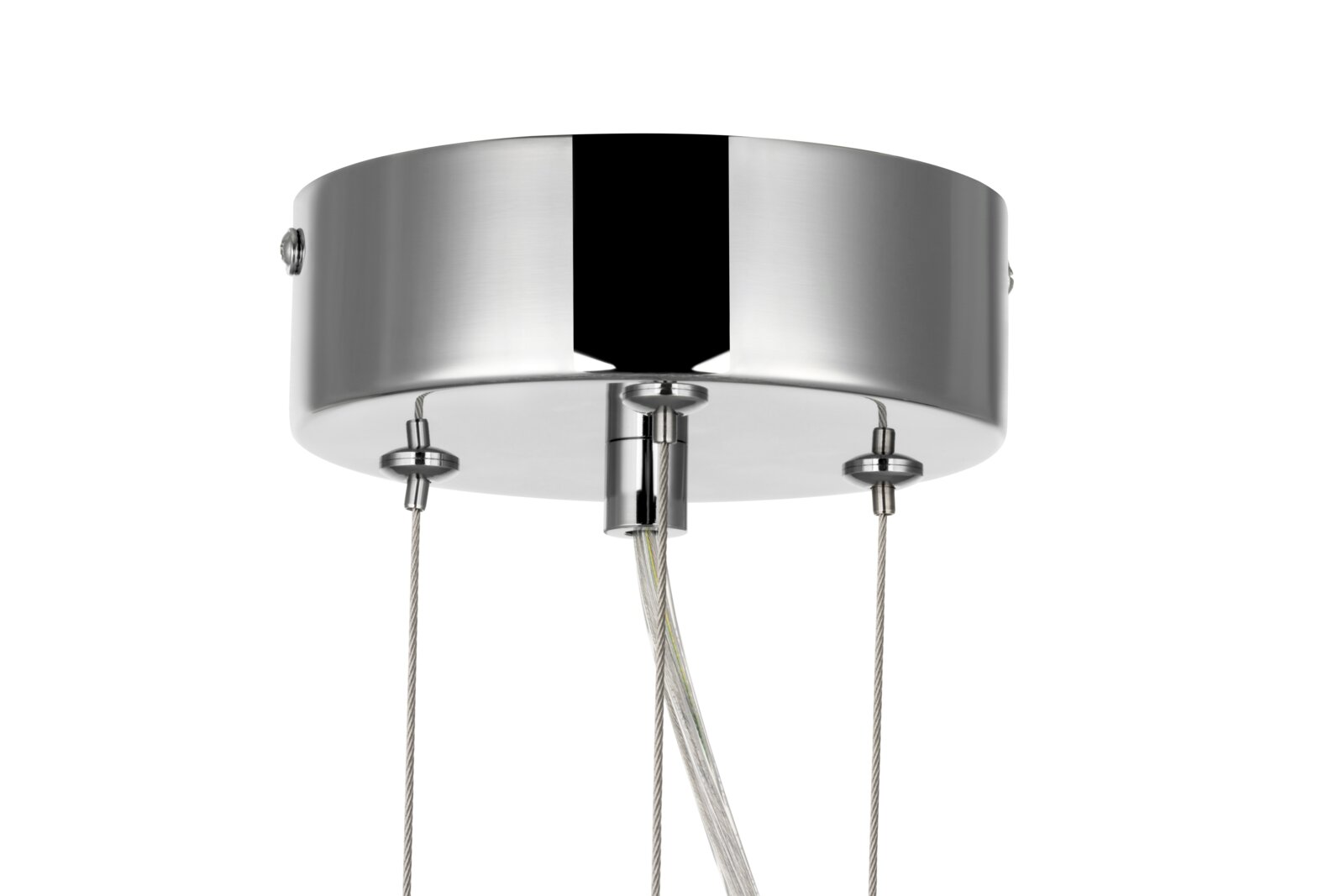 Nahaufnahme einer modernen Hängeleuchte aus Metall mit glänzendem Finish, von unten betrachtet.