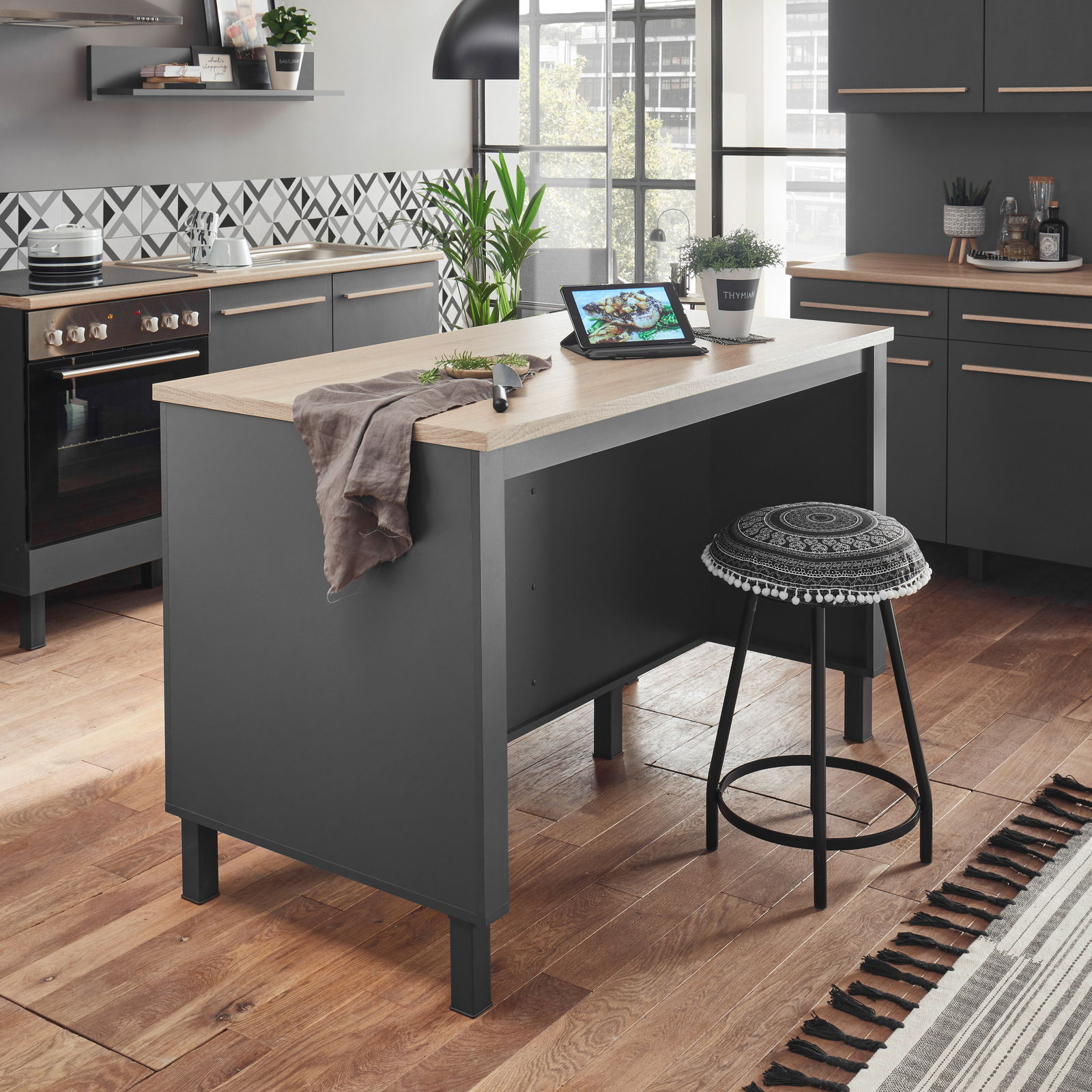 Smartkitchen Kücheninsel BILBERRY Moderne Kücheninsel mit Holzarbeitsplatte, grauen Schränken und Hocker, seitliche Perspektive