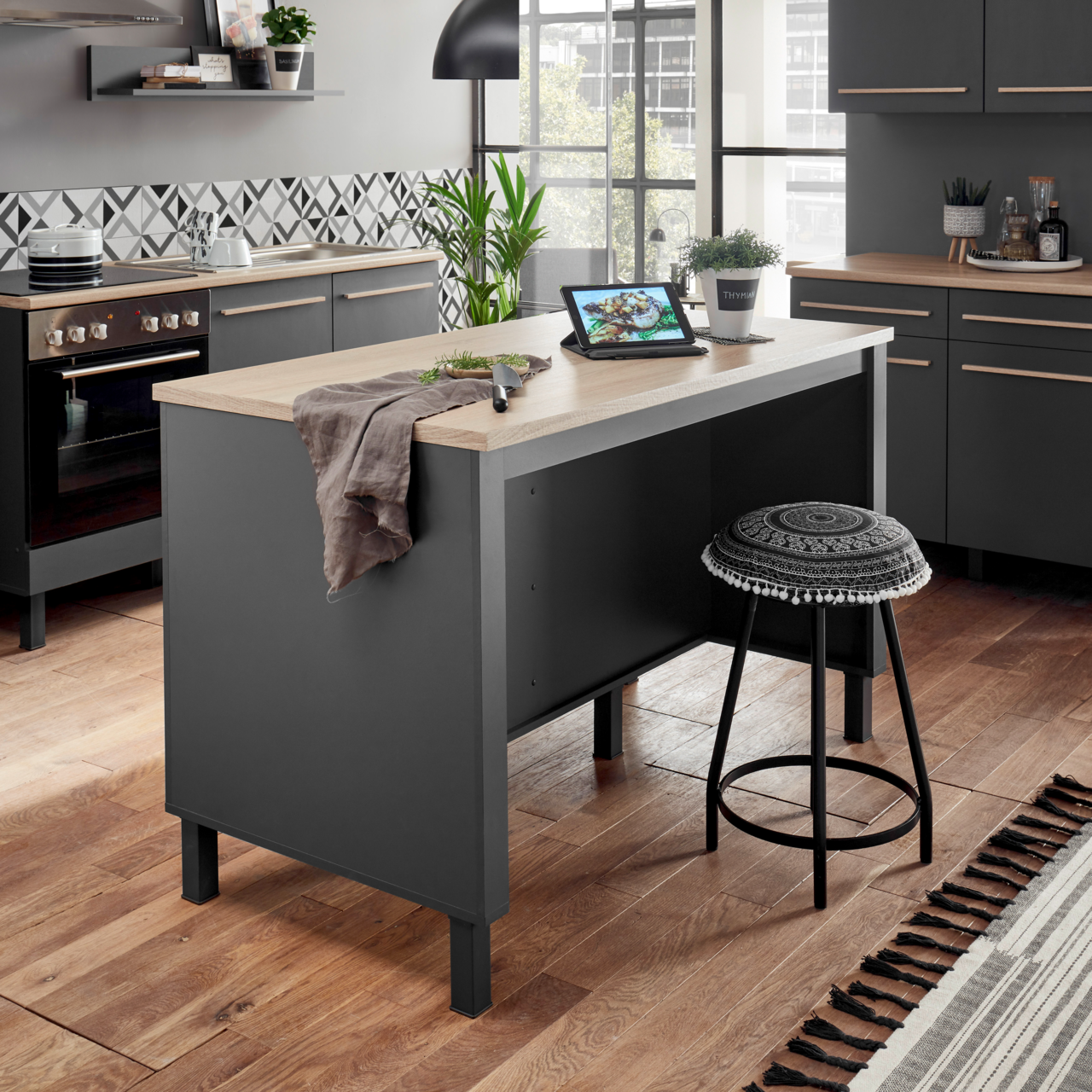 Smartkitchen Kücheninsel BILBERRY Moderne Kücheninsel mit Holzarbeitsplatte, grauen Schränken und Hocker, seitliche Perspektive