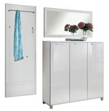 Garderoben-Set bestehend aus einem hohen Spiegel mit Kleiderstange und Haken, sowie einem dreitürigen weißen Schrank mit Spiegeloberfläche, darauf ein rechteckiger Spiegel und Dekoration. Frontalansicht.