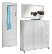 Garderoben-Set bestehend aus einem hohen Spiegel mit Kleiderstange und Haken, sowie einem dreitürigen weißen Schrank mit Spiegeloberfläche, darauf ein rechteckiger Spiegel und Dekoration. Frontalansicht.