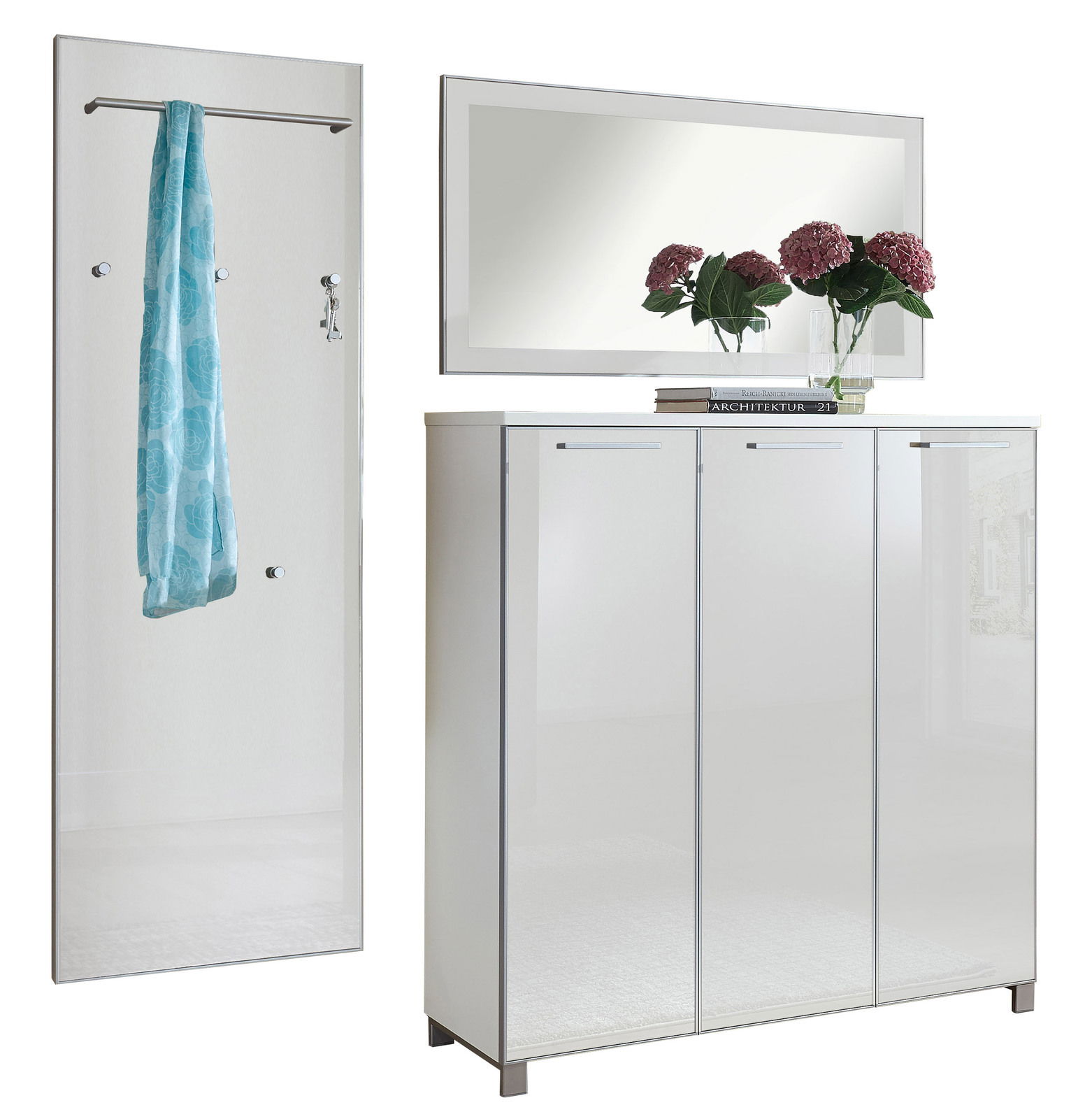 VOSS Garderoben-Set 3-tlg. (Set55) SANTINA Garderoben-Set bestehend aus einem hohen Spiegel mit Kleiderstange und Haken, sowie einem dreitürigen weißen Schrank mit Spiegeloberfläche, darauf ein rechteckiger Spiegel und Dekoration. Frontalansicht.