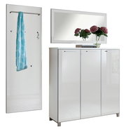 Garderoben-Set bestehend aus einem hohen Spiegel mit Kleiderstange und Haken, sowie einem dreitürigen weißen Schrank mit Spiegeloberfläche, darauf ein rechteckiger Spiegel und Dekoration. Frontalansicht.
