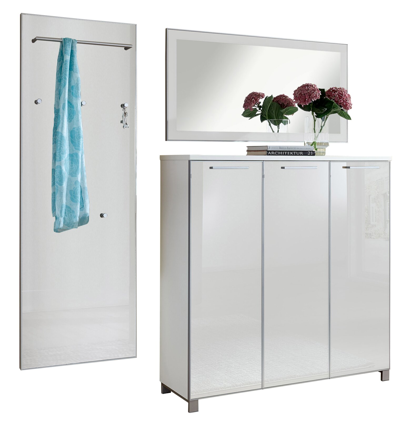 VOSS Garderoben-Set 3-tlg. (Set55) SANTINA Garderoben-Set bestehend aus einem hohen Spiegel mit Kleiderstange und Haken, sowie einem dreitürigen weißen Schrank mit Spiegeloberfläche, darauf ein rechteckiger Spiegel und Dekoration. Frontalansicht.
