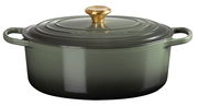 Ovaler Bräter von Le Creuset in Olivgrün mit goldfarbenem Knauf, seitliche Perspektive