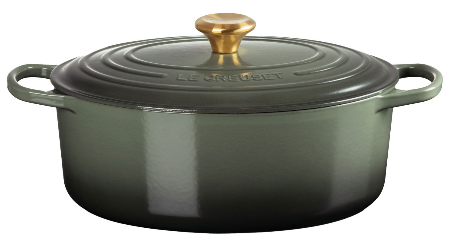 Ovaler Bräter von Le Creuset in Olivgrün mit goldfarbenem Knauf, seitliche Perspektive