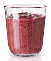 Facettenglas mit rotem Smoothie, seitliche Perspektive