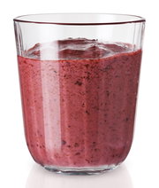Facettenglas mit rotem Smoothie, seitliche Perspektive
