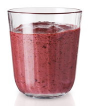 Facettenglas mit rotem Smoothie, seitliche Perspektive