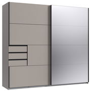 Moderner Schwebetürenschrank mit zwei Türen, eine davon mit Spiegel, in seitlicher Perspektive.