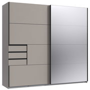 Moderner Schwebetürenschrank mit zwei Türen, eine davon mit Spiegel, in seitlicher Perspektive.
