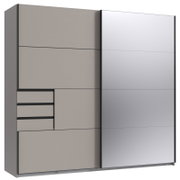 Moderner Schwebetürenschrank mit zwei Türen, eine davon mit Spiegel, in seitlicher Perspektive.