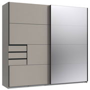 Moderner Schwebetürenschrank mit zwei Türen, eine davon mit Spiegel, in seitlicher Perspektive.