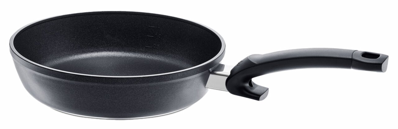 Fissler Pfanne 24cm LEVITAL COMFORT Schwarze levital comfort Pfanne 24cm mit ergonomischem Griff, seitliche Perspektive