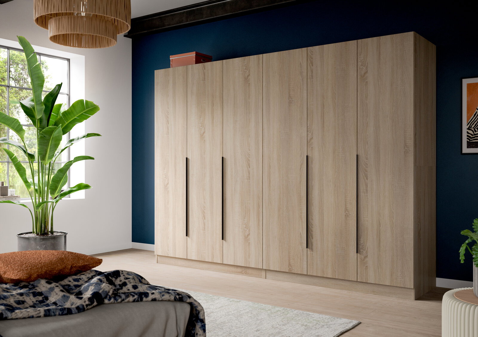 Großer Kleiderschrank in heller Holzoptik mit sechs Türen und langen schwarzen Griffen, in modernem Schlafzimmer vor dunkelblauer Wand, Frontansicht leicht von links