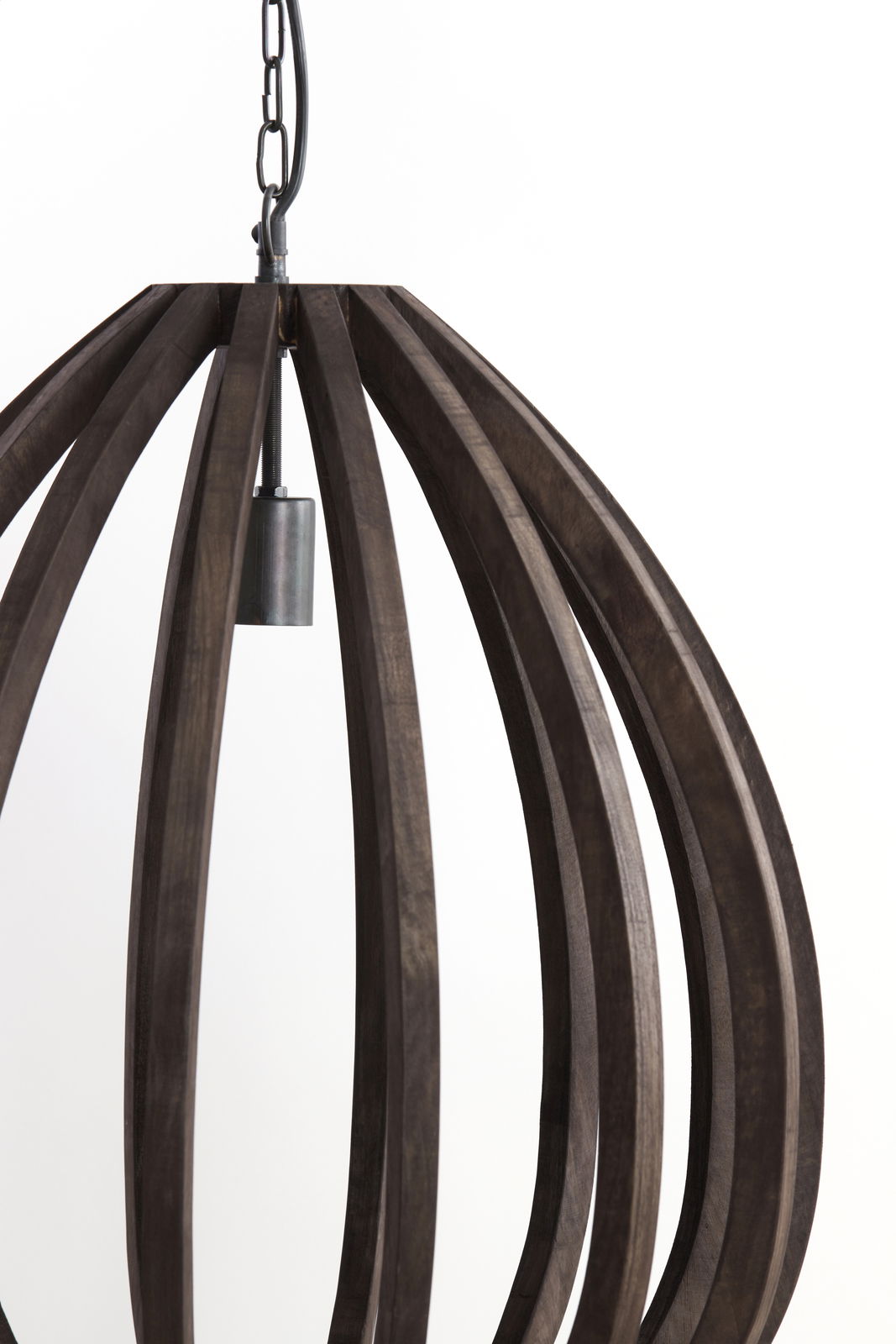 Nahaufnahme einer modernen Hängeleuchte mit dunklen Holzstreben und Metallkette, seitliche Perspektive.