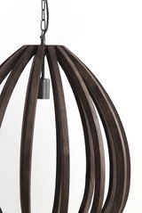 Nahaufnahme einer modernen Hängeleuchte mit dunklen Holzstreben und Metallkette, seitliche Perspektive.