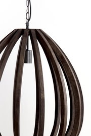 Nahaufnahme einer modernen Hängeleuchte mit dunklen Holzstreben und Metallkette, seitliche Perspektive.
