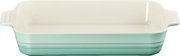Rechteckige Keramik-Auflaufform in Mintgrün mit cremefarbenem Rand und seitlichen Griffen, Frontansicht auf weißem Hintergrund