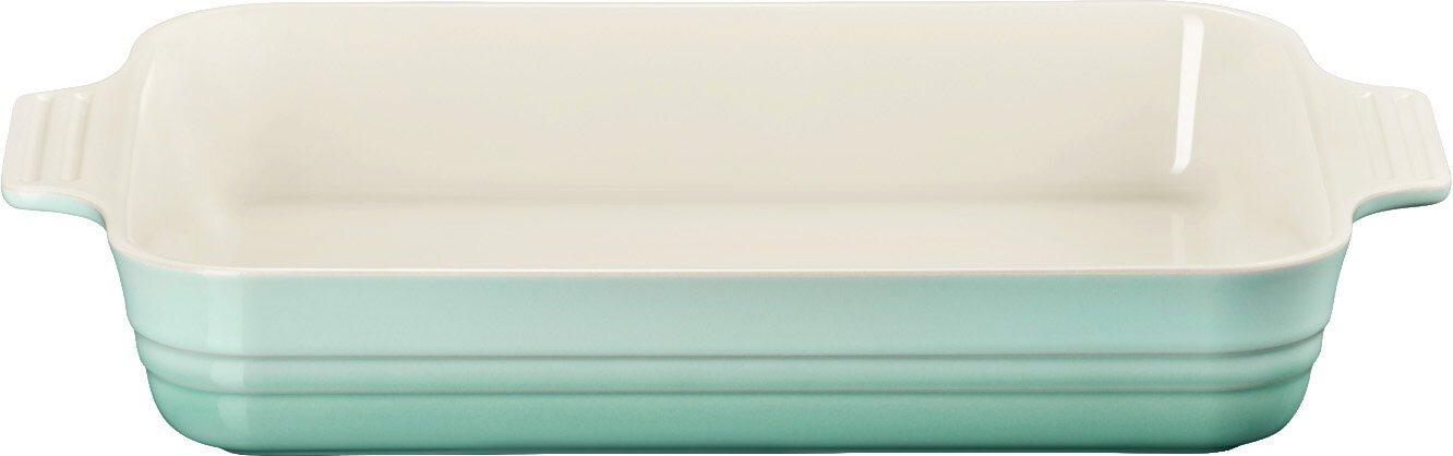 LE CREUSET Auflaufform rechteckig 32cm SAGE Rechteckige Keramik-Auflaufform in Mintgrün mit cremefarbenem Rand und seitlichen Griffen, Frontansicht auf weißem Hintergrund