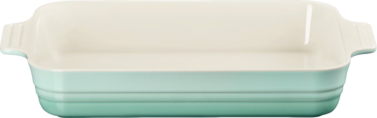 LE CREUSET Auflaufform rechteckig 32cm SAGE Rechteckige Keramik-Auflaufform in Mintgrün mit cremefarbenem Rand und seitlichen Griffen, Frontansicht auf weißem Hintergrund