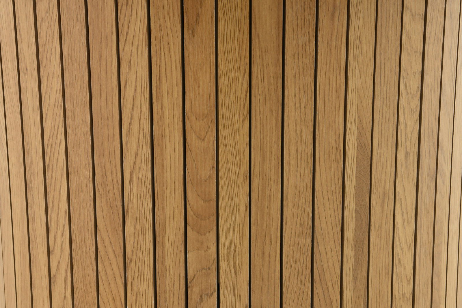 Nahaufnahme von vertikalen Holzlatten mit natürlicher Maserung, aus der Perspektive von oben betrachtet.